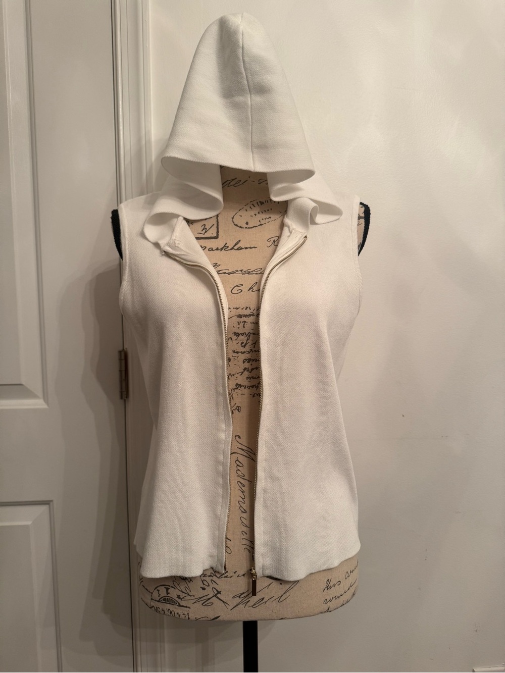 Tahari White Hooded Sleeveless Zip Front Top